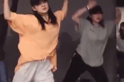 跳舞视频戴头盔的小姐姐,科技与舞蹈的跨界融合